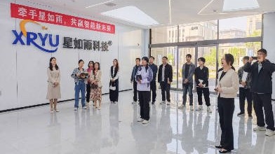河南信息科技學(xué)院經(jīng)濟(jì)管理學(xué)院院長(zhǎng)吳艷華一行參觀企業(yè)，就校企合作事宜座談交流