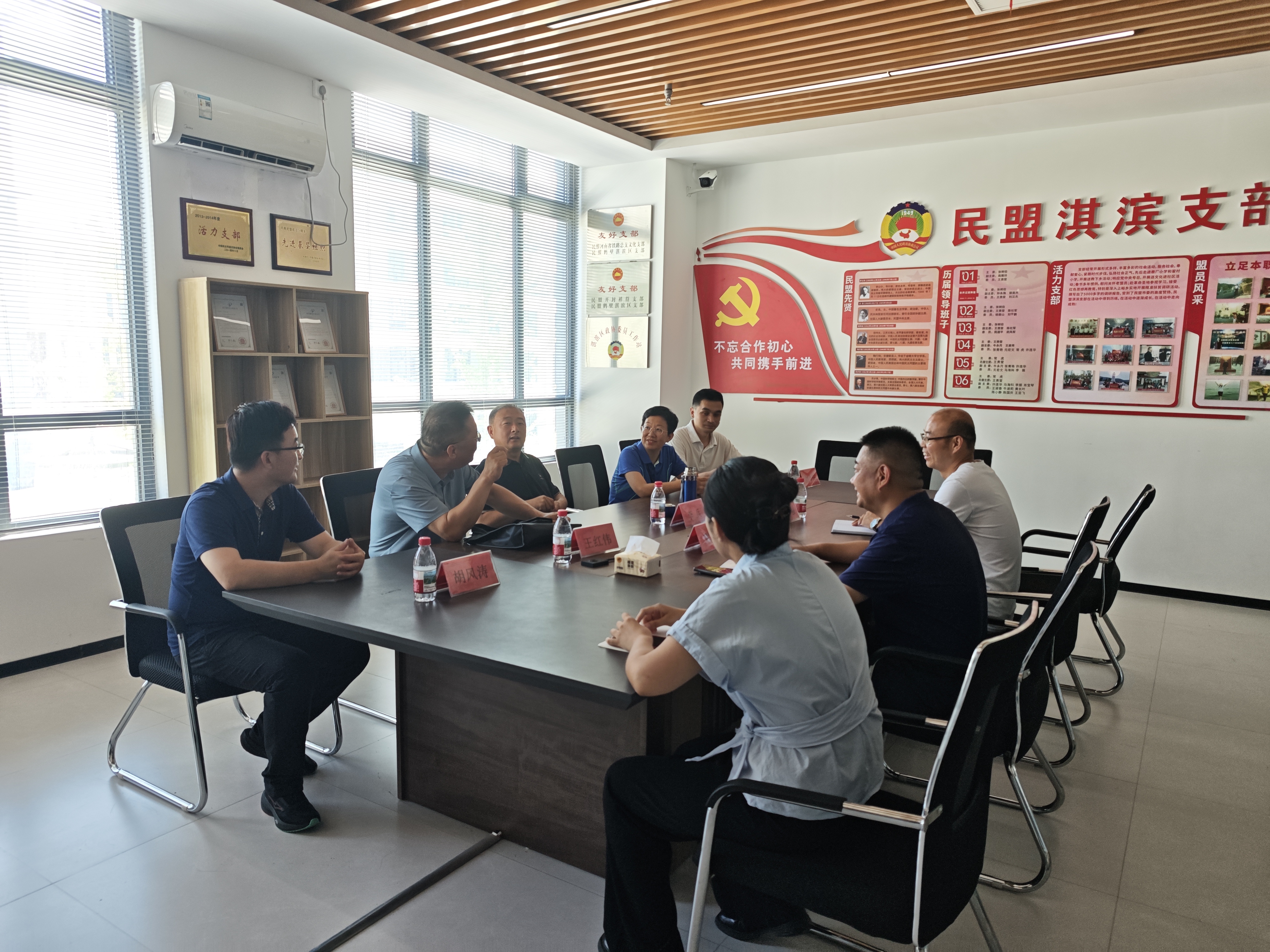 鶴壁市工商聯(lián)與農(nóng)業(yè)銀行淇濱支行領(lǐng)導(dǎo)一行蒞臨星如雨科技參觀調(diào)研